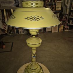 Vintage Toleware Table Lamp – Mustard Yellow Metal Lamp with Hand-Painted Shade – Mid-Century Colonial Revival Lighting