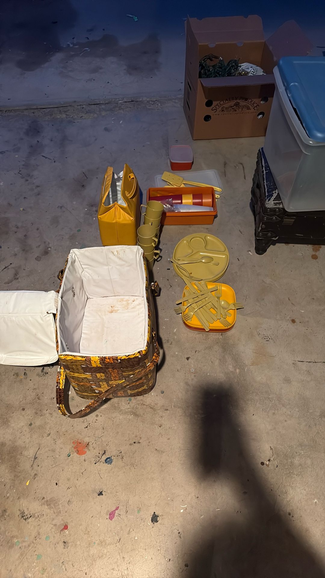 Vintage Genuine Tupperware Camping/Picnic Set – Complete & Retro! 🧺✨