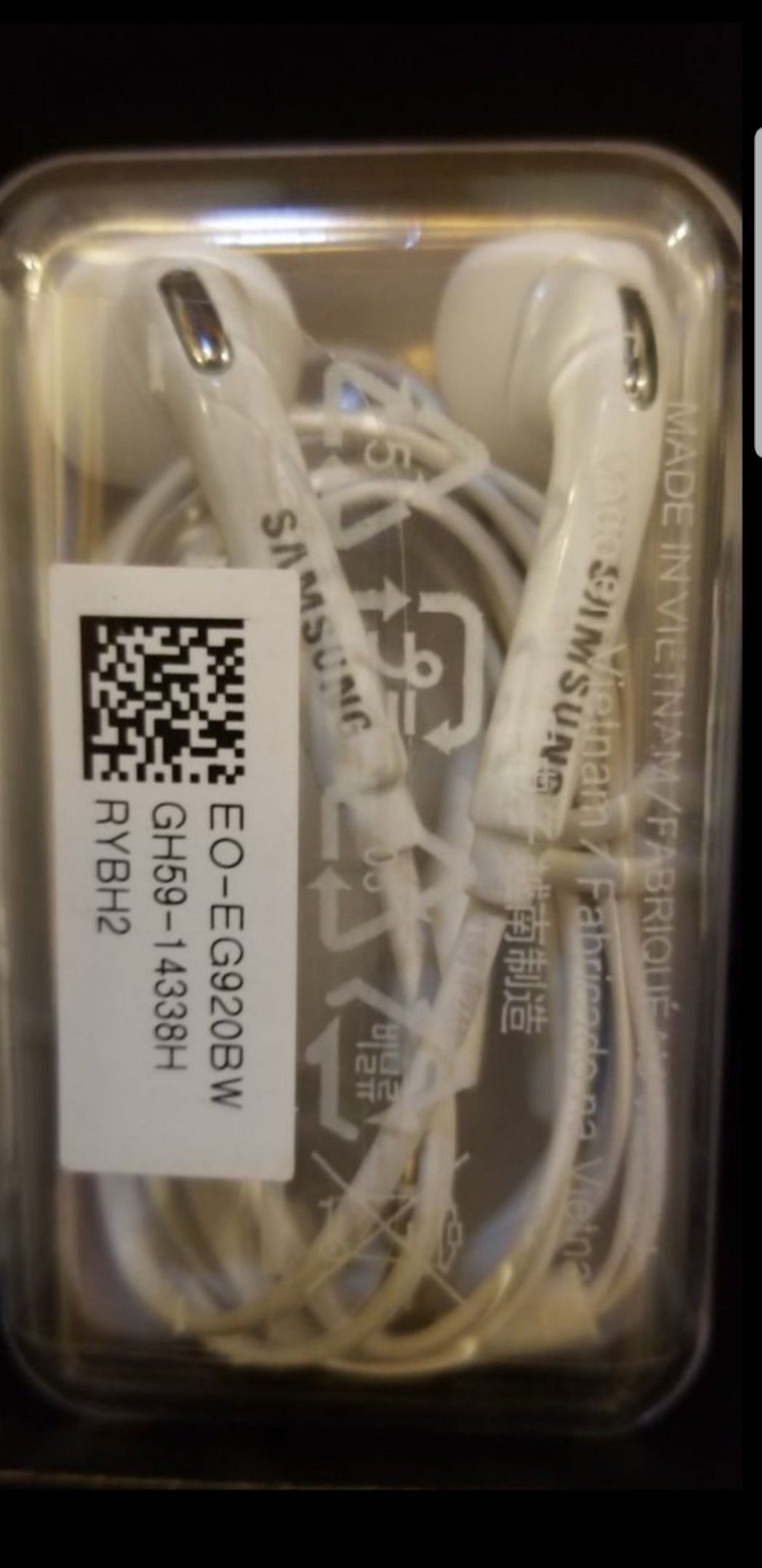 Skullcandy Samsung JVC Apple iPhone earbuds headphones ear bud many different types of Earbuds available Bz1