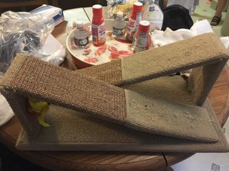 Cat scratch play toy