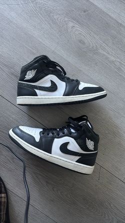 Jordan 1 mid size 8 men black & white