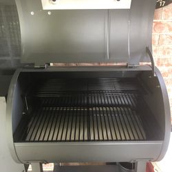 *Brand New* Coleman 700 pellet grill