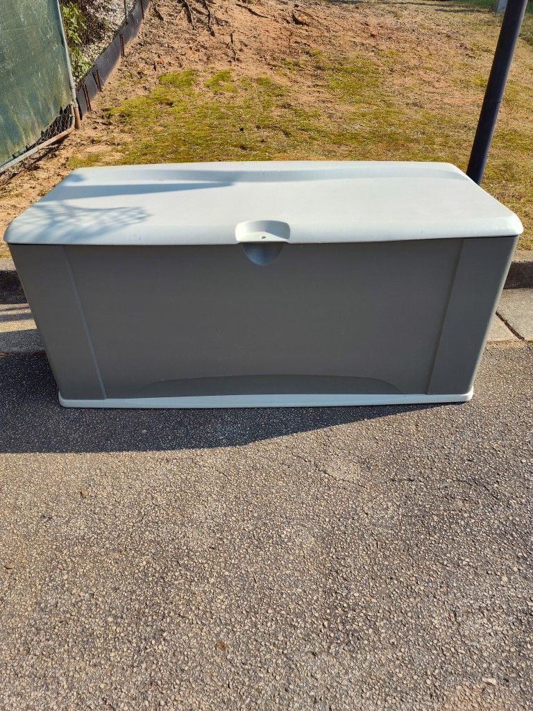 Rubbermaid 120 Gal. Resin Deck Box 