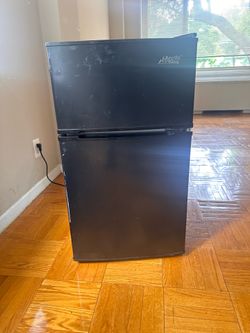 Compact Arctic Mini Fridge – Perfect for Dorms, Apartments & Offices!