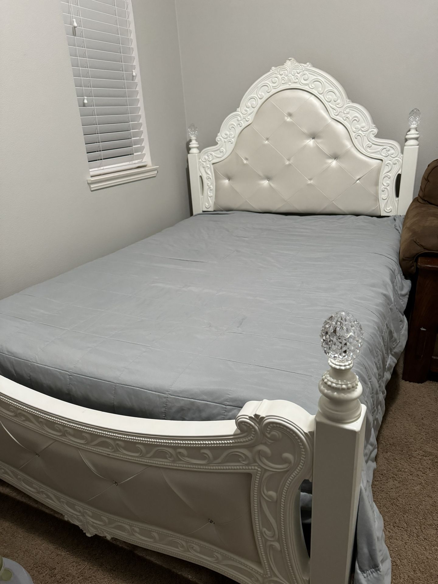 Signature Design by Ashley Exquisite Poster Bed Full Size Bedroom Set