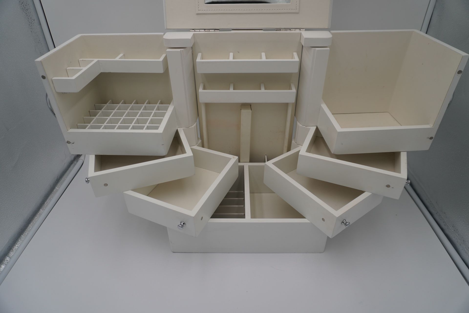 Makeup Organizer Cosmetics Box Jewelry By Lori Greiner for Sale in Apple Valley, CA OfferUp