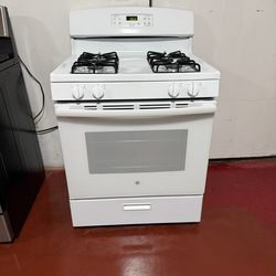 GE 4-burner gas stove in perfect working condition. Delivery and installation available with a 3-month warranty.