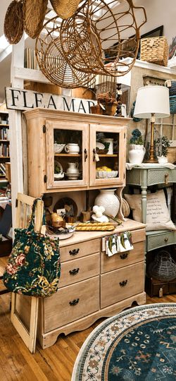 Beautiful vintage hutch 🤎