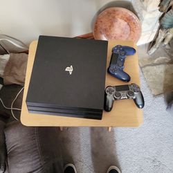 Ps4 Pro + 2 Controllers