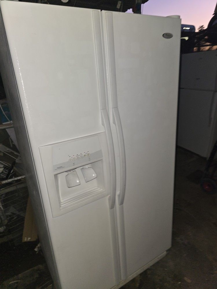 Whirlpool Fridge Apt Size 36 By 68 High Ice Maker And Water Despenser Works Excellent 