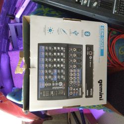 GEMINI G E M - 12 USB COMPACT 12 CHANNEL BLUETOOTH MIXER USB PLAYBACK CUSTOMIZABLE SOUND 12-IN/2OUT MIXER BLUETOOTH STREAMING