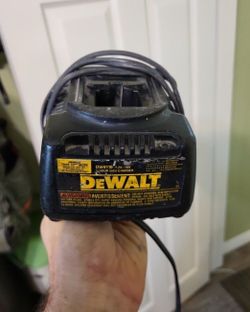 DEWALT DW9116 7.2-Volt to 18-Volt Pod Style 1 Hour Battery Charger