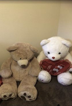 Two giant teddy bears 🧸