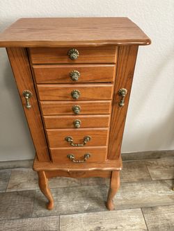 Solid Oak Standing Jewelry Box In Excellent Condition
