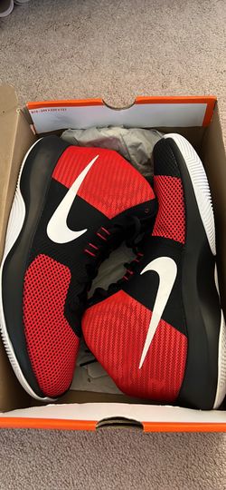 BRAND NEW MENS NIKE SIZE 12 SHOES 