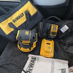 Dewault Random Orbit Palm Sander w/ 4ah battery + charger + bag