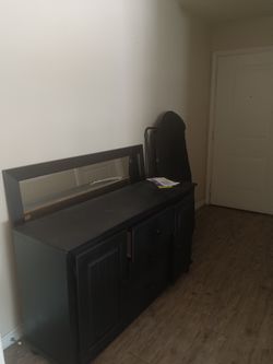 Dresser With Mirror