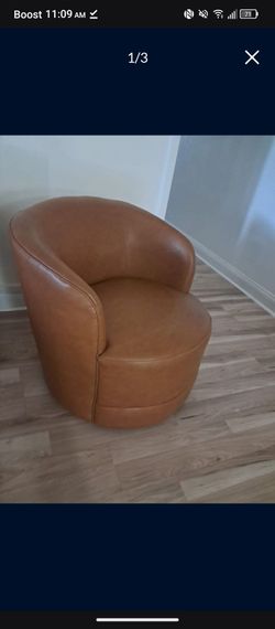 Swivel club chair