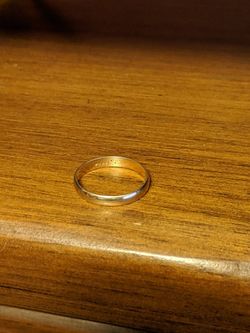 Used men's wedding ring. Yellow gold.