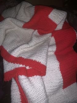 Red and white blanket Crocheted with thick yarn