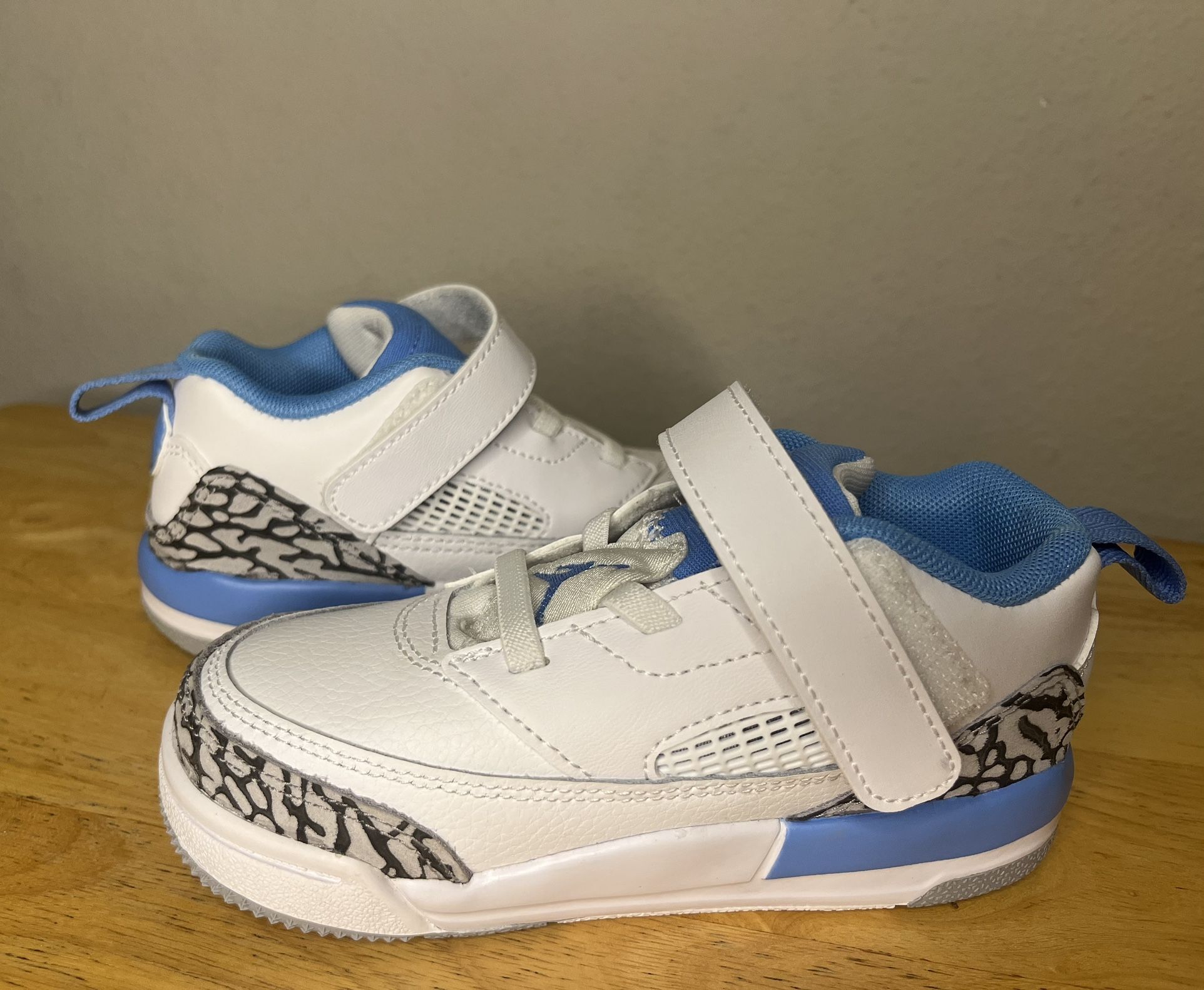  Jordan Spikizie Low Size 9c & 10c Kids 