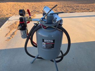 Central Machinery 20 lb Pressurized Abrasive Blaster with Dryer and Media