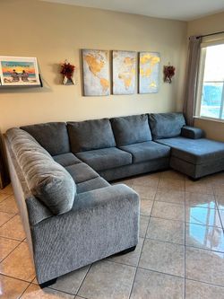 DELIVERY AVAILABLE 🚛! Beautiful grey sectional couch LIKE NEW