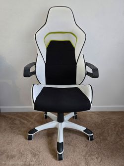 White & Black Gaming / Office Chair – Excellent Condition