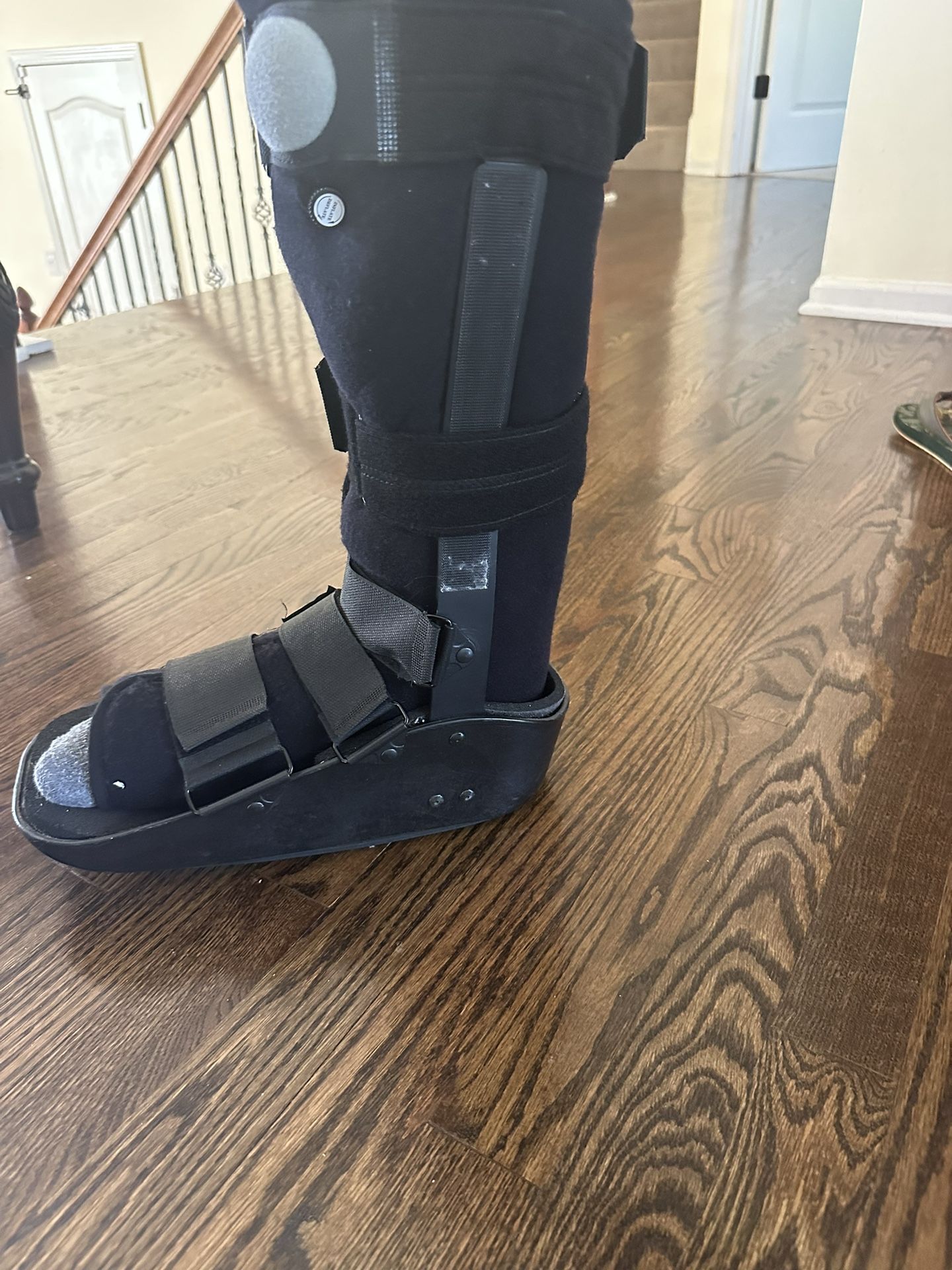 Donjoy max Trax Air Ankle Walker Brace/ Walking Boot