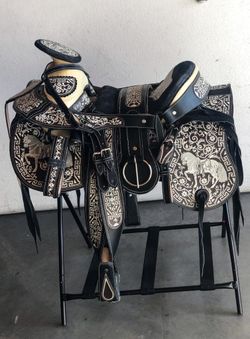 Montura bordada