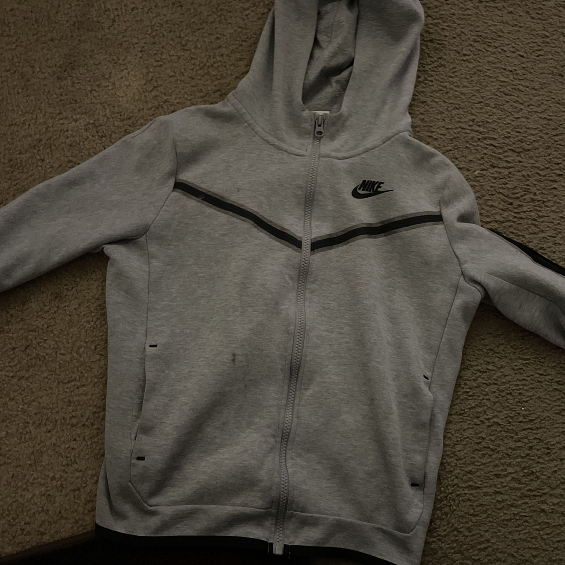 grey nike tech kids large for Sale in Euless, TX - OfferUp