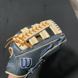 A2000 12.75 Outfield Glove