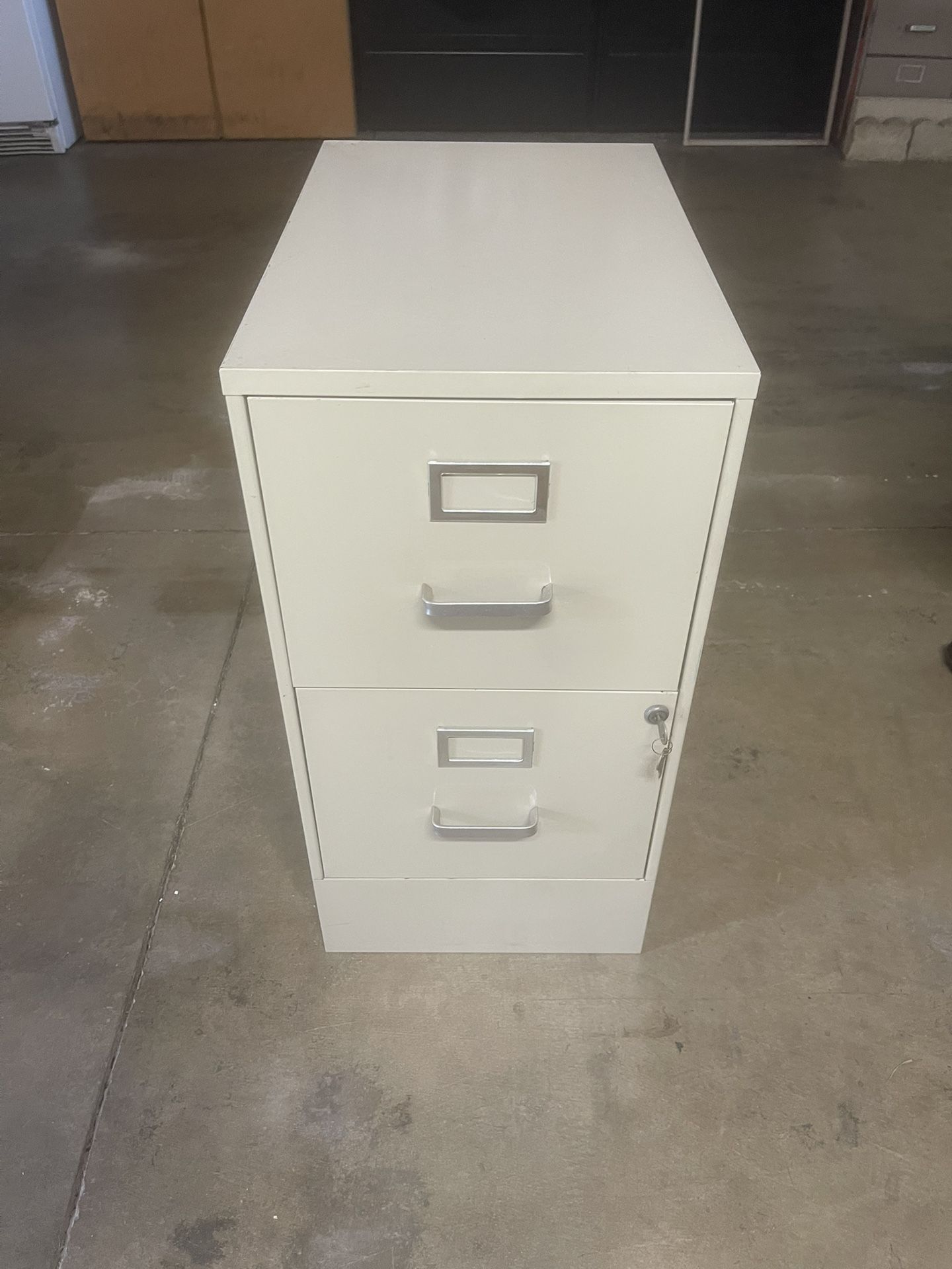 2  Drawer File Cabinet with Lock And Keys. 