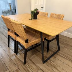 Dining Table Set – 4 Chairs – Like New Condition