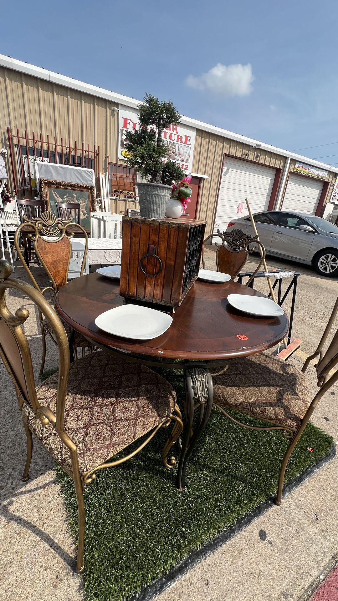 Round Table W/4 Chairs