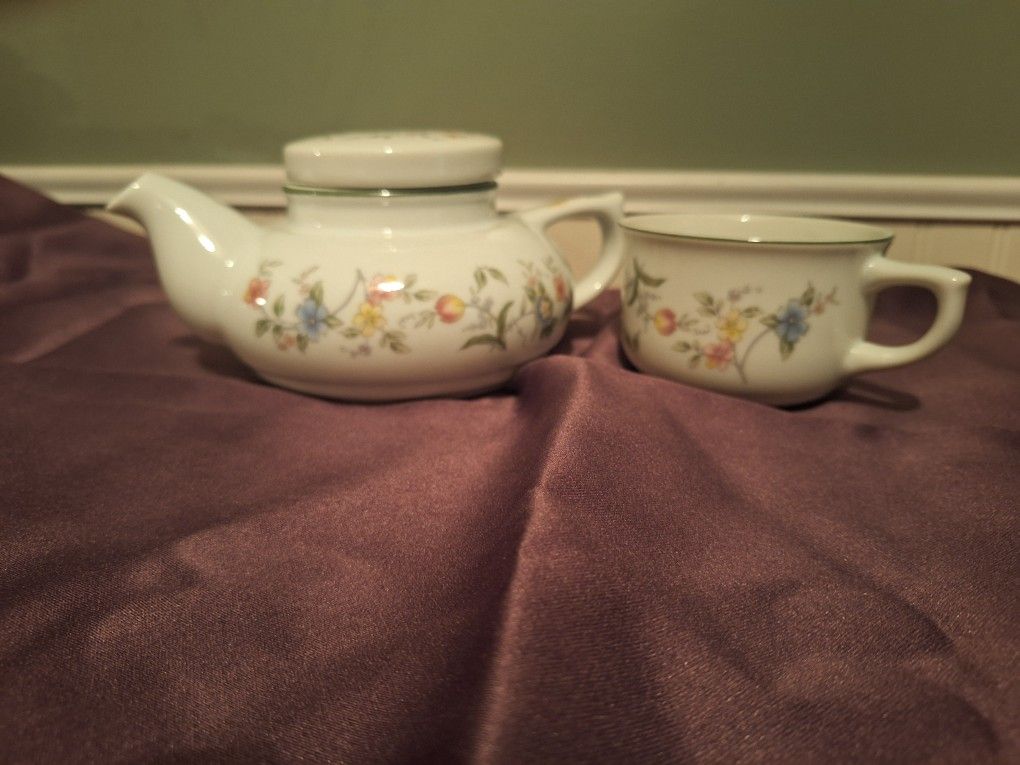 Andrea Sadak teapot and cup