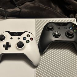 Xbox 1 Console With 2 Controllers 