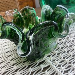 Beautiful Vintage Emerald Green Heavy Glass Handkerchief Bowl 