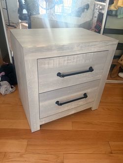 2 Mor furniture nightstands