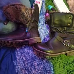 Size 8.5 Women's UGG Bailey Button Ankle Boots