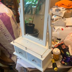 pequeño tocador con dos cajonsitos y el espejo 