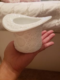 Cool Etched Milk Glass Decorative Collectible Top Hat