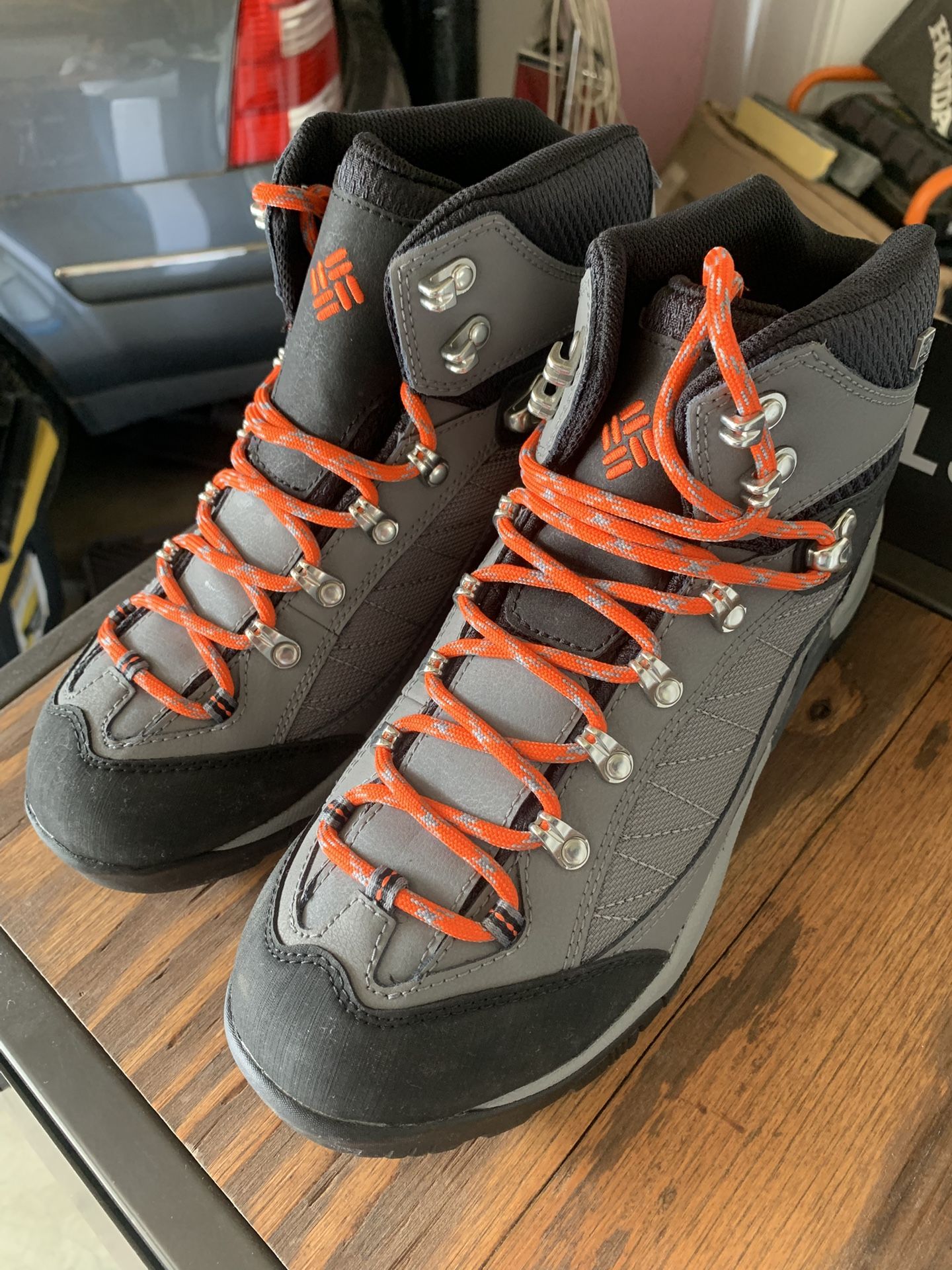 NEW!!!! Columbia Table Rock Outdry Hiking Boot Size 9