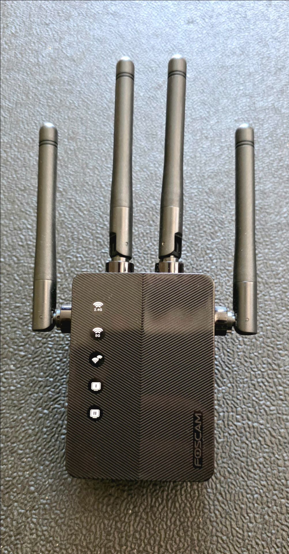 Foscam WD-1200U Dual-Band WiFi Booster – 1200Mbps Performance