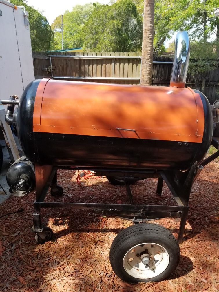 Smoker/rotisserie/Grill ,on wheels,w/motor n tray for slabs,,in great conditions,holds a 100lb. Hog