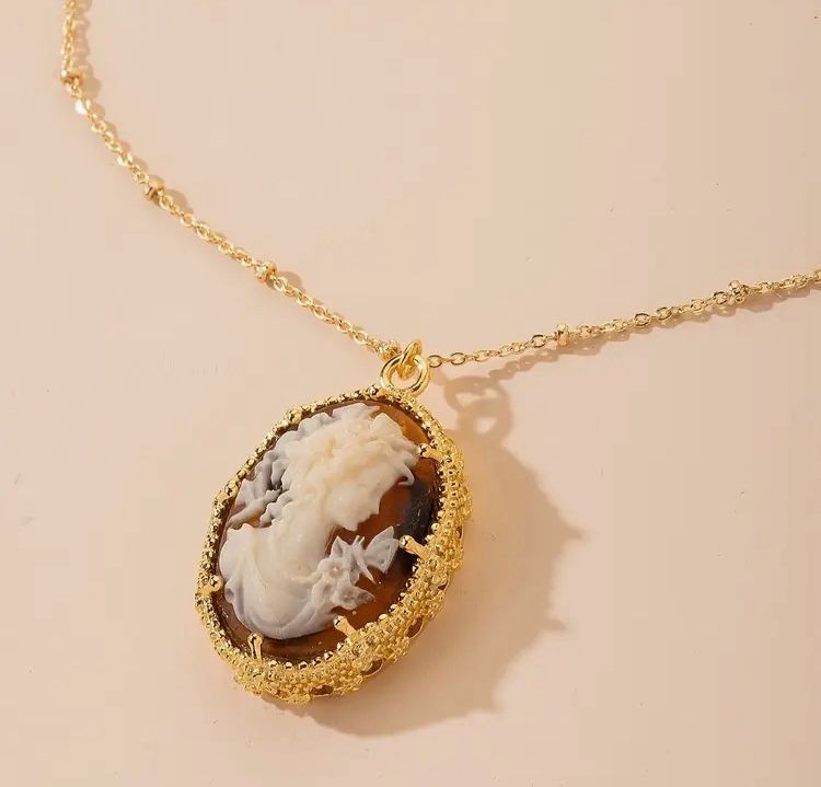 STUNNING POLYCHROME CAMEO NECKLACE