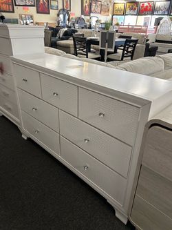 White 7-Drawer Dresser with Crystal Knobs