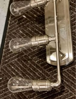 Beautiful Mint Condition Bathroom Vanity Light
