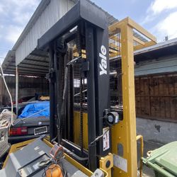 Yale electric fork lift