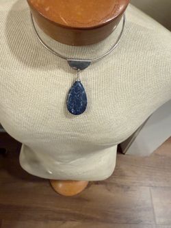 Pendant with choker.